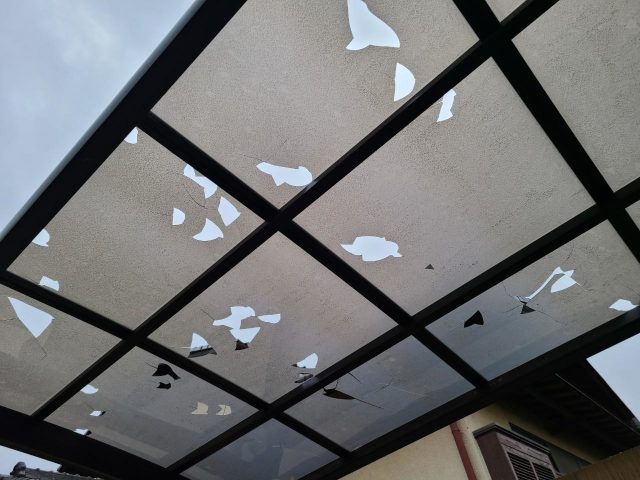 姫路市の雹害に遭ったサイクルポート